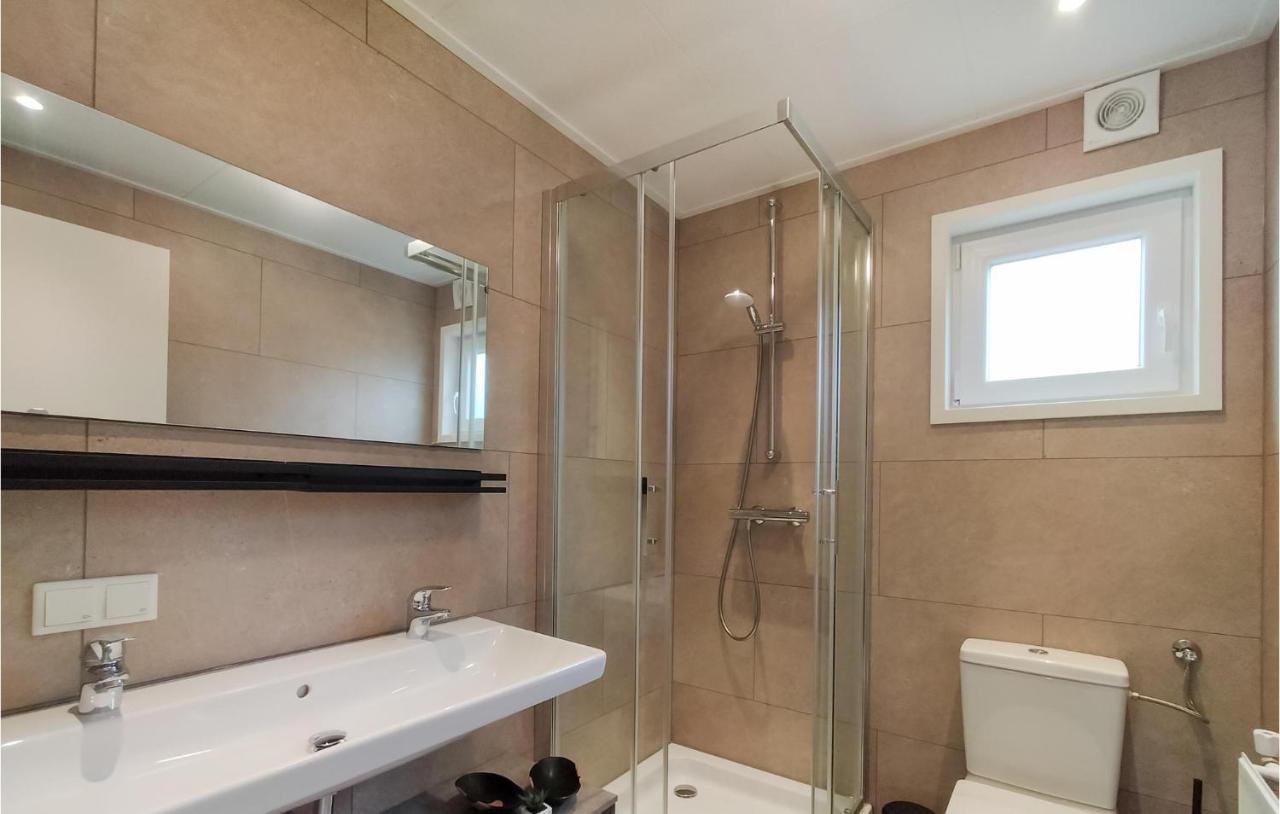2 Bedroom Awesome Home In Heinkenszand Esterno foto