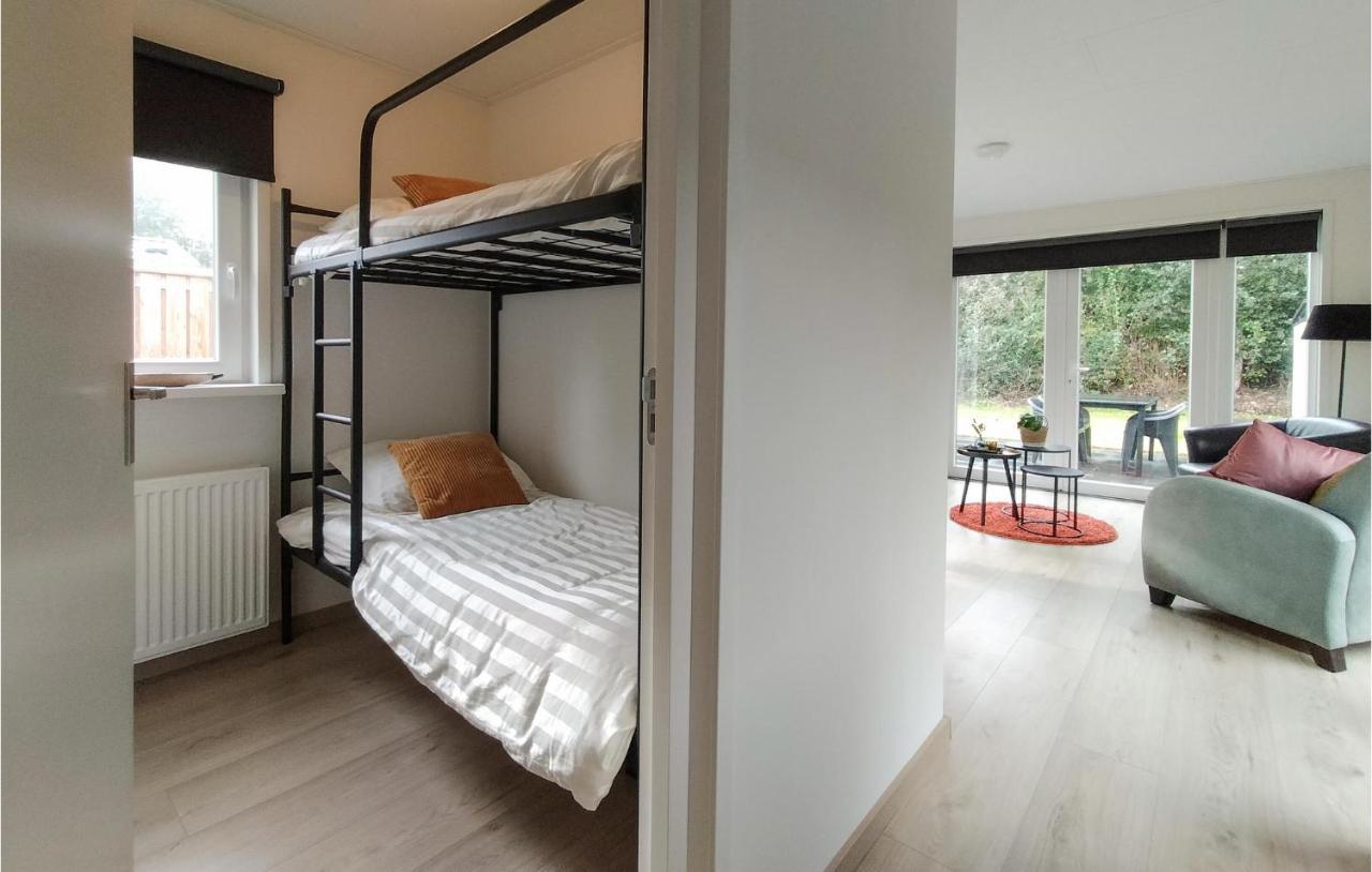 2 Bedroom Awesome Home In Heinkenszand Esterno foto