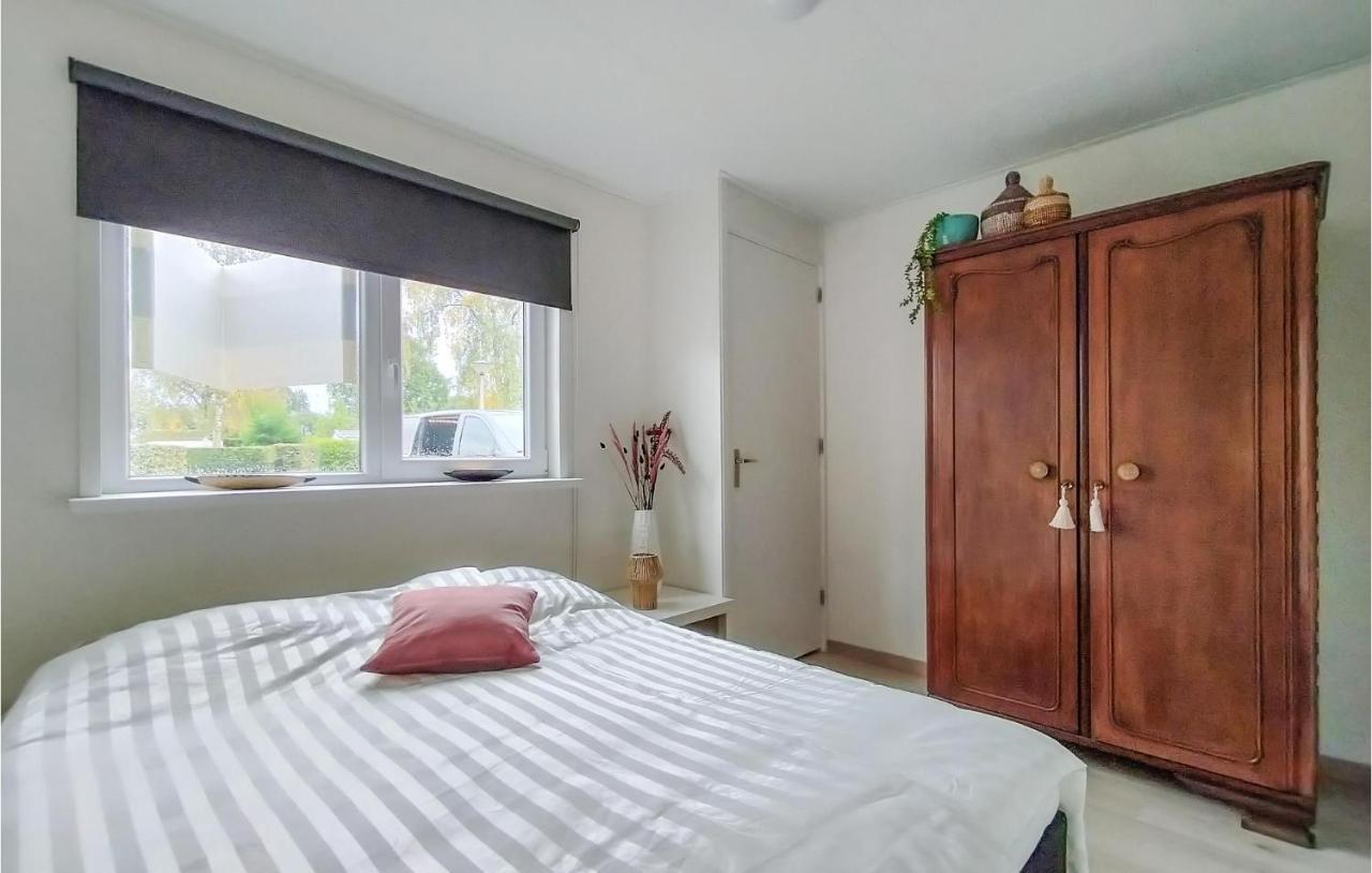 2 Bedroom Awesome Home In Heinkenszand Esterno foto