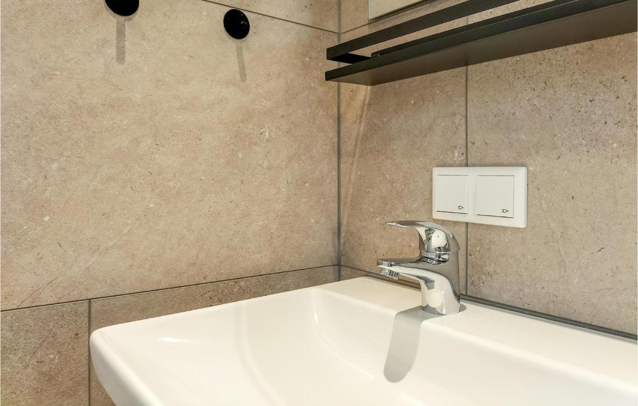 2 Bedroom Awesome Home In Heinkenszand Esterno foto